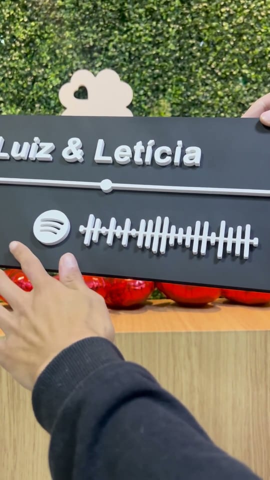 Capa do anúncio da Letríssimas com a placa do Spotify